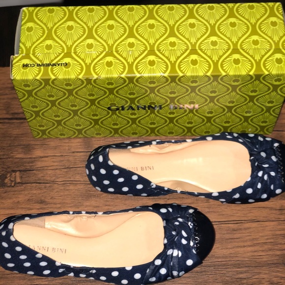 Flats - Picture 2 of 5